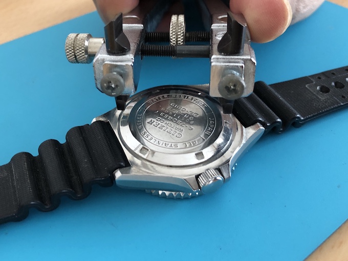 腕時計の電池交換と工具の使用方法